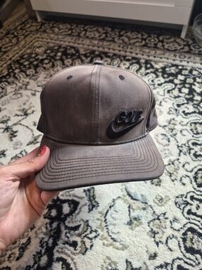 Nike GOLF Embroidered Logo Cap in Taupe